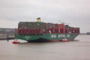 CSCL Atlantic Ocean wartet auf die Flut