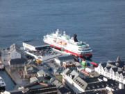 die Nordnorge an der Pier in Ålesund