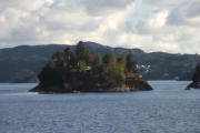 kleine Insel hinter Bergen auf dem Weg nach Norden