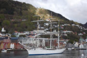 Bark "Statsraad Lehmkuhl" bei der Ausfahrt aus Bergen