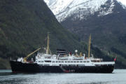 MS "Nordstjernen" Ankert im Fjærlandsfjord vor Fjærland