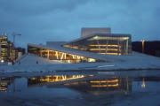 das Opernhaus von Oslo am Abend