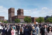 Blick von Aker Brygge auf das Rathaus am 17.Mai in Oslo