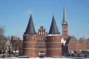 das Holstentor und die Petrikirche im Hintergrund