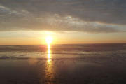 Sonnenaufgang über der zugefrorenen Ostsee