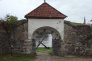 das Mellemporten, Erbaut 1727, eines der zwei Tore zur Glomma