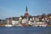 Blick über die Förde zur St. Jürgen Kirche