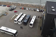 Blick vom Schiff auf den Terminal-Parkplatz