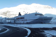 MS Norröna im Hafen von Seyðisfjörður