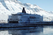 MS Norröna im Hafen von Seyðisfjörður