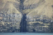 kleiner Wasserfall auf Durchfahrt der Färöer Inseln
