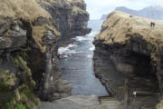 kleinen Naturhafen in Gjógv