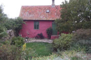 das einzige rotgefärbten Haus auf Christiansø, hier wohnte der Henker