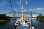 Abfahrt aus Rendsburg mit der Hochbrücke achtern