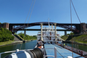 Blick vom Achterschiff nach vorn auf die alte Levensauer Hochbrücke