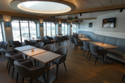 Sitzplätze des Selbstbedienungsrestaurant auf Deck 11
