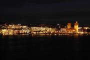 Skyline von Oslo mit Rathaus bei Nacht